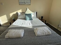 Comfortable 4-bed Home With Free Parking
