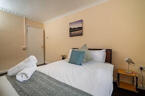 Comfortable 4-bed Home With Free Parking