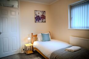 Comfortable 4-bed Home With Free Parking