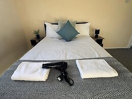 Comfortable 4-bed Home With Free Parking