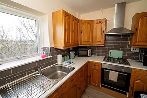 Comfortable 4-bed Home With Free Parking