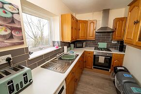 Comfortable 4-bed Home With Free Parking