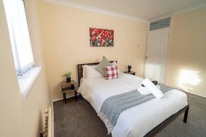 Comfortable 4-bed Home With Free Parking