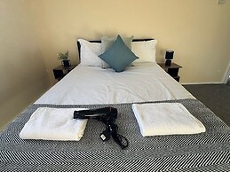 Comfortable 4-bed Home With Free Parking
