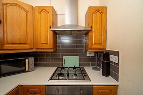 Comfortable 4-bed Home With Free Parking