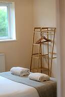 Comfortable 4-bed Home With Free Parking