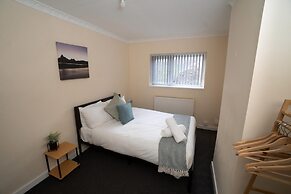 Comfortable 4-bed Home With Free Parking