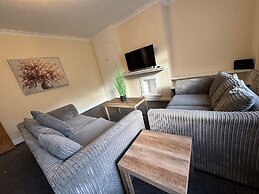 Comfortable 4-bed Home With Free Parking