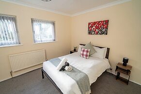 Comfortable 4-bed Home With Free Parking