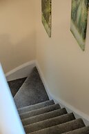 Comfortable 4-bed Home With Free Parking