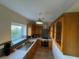 Comfortable 4-bed Home With Free Parking