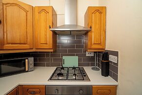 Comfortable 4-bed Home With Free Parking