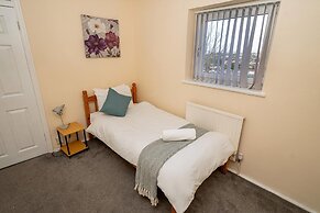 Comfortable 4-bed Home With Free Parking