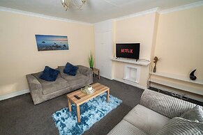 Comfortable 4-bed Home With Free Parking