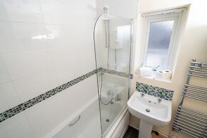Comfortable 4-bed Home With Free Parking