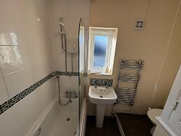 Comfortable 4-bed Home With Free Parking