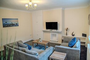Comfortable 4-bed Home With Free Parking