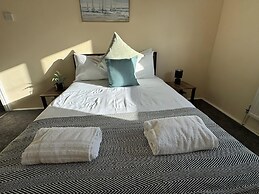 Comfortable 4-bed Home With Free Parking