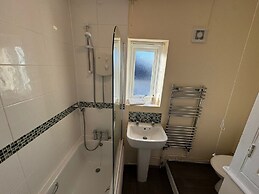 Comfortable 4-bed Home With Free Parking