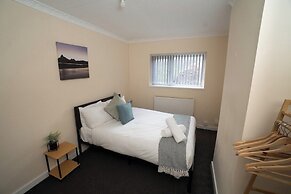 Comfortable 4-bed Home With Free Parking