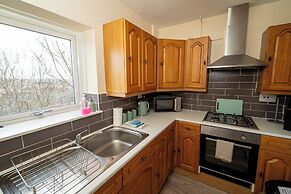 Comfortable 4-bed Home With Free Parking