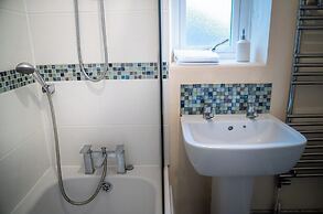 Comfortable 4-bed Home With Free Parking
