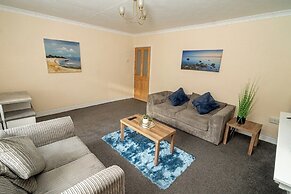 Comfortable 4-bed Home With Free Parking