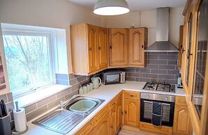 Comfortable 4-bed Home With Free Parking