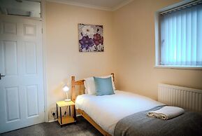 Comfortable 4-bed Home With Free Parking