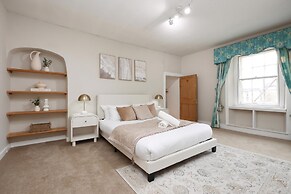 Spacious 3BR Flat in Cowbridge Centre