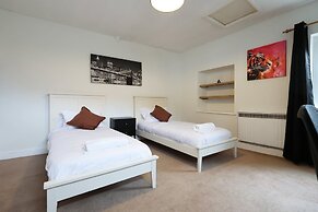 Spacious 3BR Flat in Cowbridge Centre