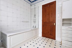 Spacious 3BR Flat in Cowbridge Centre