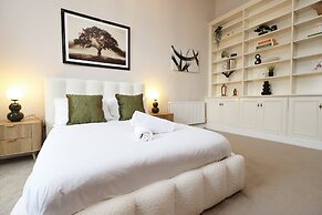 Spacious 3BR Flat in Cowbridge Centre