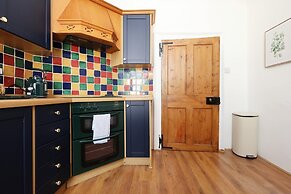 Spacious 3BR Flat in Cowbridge Centre