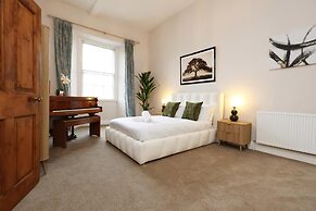 Spacious 3BR Flat in Cowbridge Centre