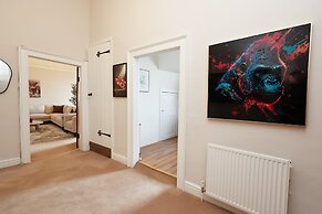 Spacious 3BR Flat in Cowbridge Centre