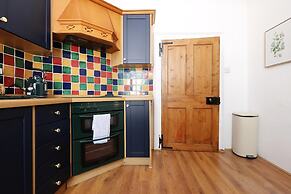 Spacious 3BR Flat in Cowbridge Centre