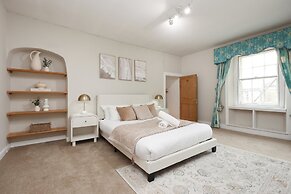 Spacious 3BR Flat in Cowbridge Centre