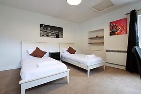 Spacious 3BR Flat in Cowbridge Centre