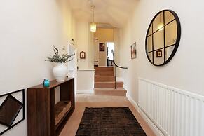 Spacious 3BR Flat in Cowbridge Centre