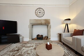 Spacious 3BR Flat in Cowbridge Centre