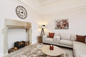 Spacious 3BR Flat in Cowbridge Centre