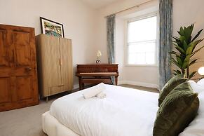 Spacious 3BR Flat in Cowbridge Centre