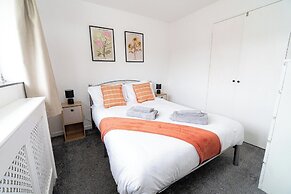 Comfortable 3-bed, 2-bath Basingstoke Stay