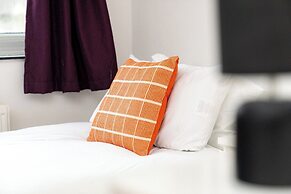 Comfortable 3-bed, 2-bath Basingstoke Stay