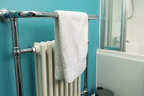 Comfortable 3-bed, 2-bath Basingstoke Stay