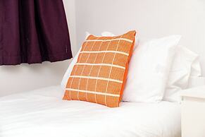 Comfortable 3-bed, 2-bath Basingstoke Stay