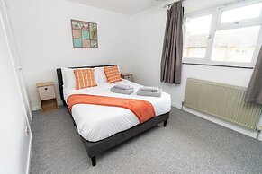 Comfortable 3-bed, 2-bath Basingstoke Stay