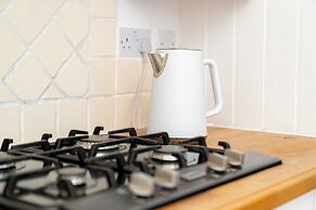 Comfortable 3-bed, 2-bath Basingstoke Stay