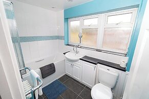 Comfortable 3-bed, 2-bath Basingstoke Stay